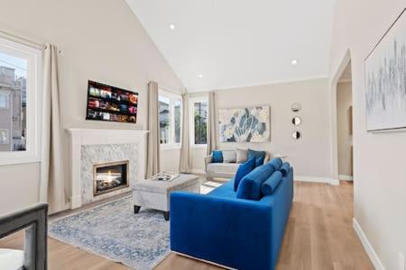Champagne Taste by Cardo - Luxury Home and Parking in San Diego, USA