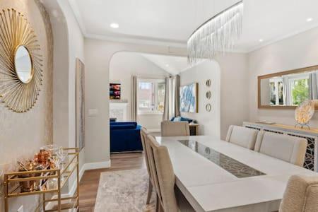 Champagne Taste by Cardo - Luxury Home and Parking in San Diego, USA