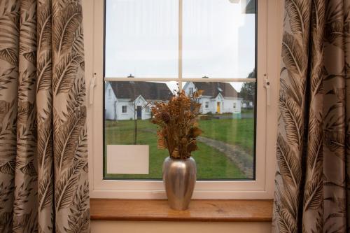 Skats, Brittas Bay Holiday Village No 32 by Trident Holiday Homes in Brittas Bay