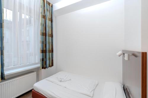 Single Room image 4