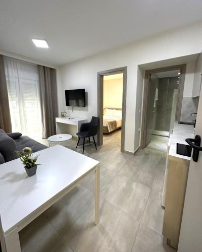 Navarino Luxe Suites