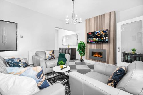 Stylish 4 Bedroom Townhouse - Edgbaston - Near Birmingham City Centre - Sleeps 8 - Parking - 578P