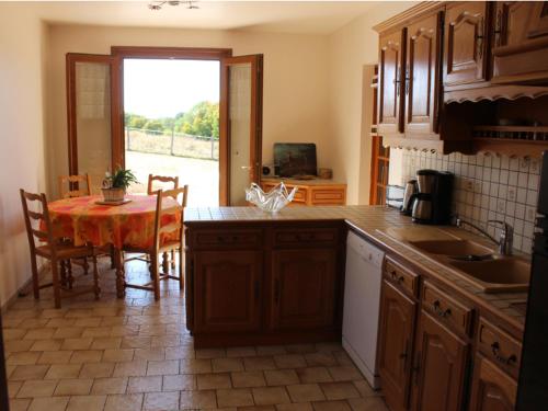 Gîte Conflans-sur-Anille, 6 pièces, 11 personnes - FR-1-410-182 (Grande Maison de Campagne avec Jardin Cloture, Petanque et Ping-Pong - Ideale Familles - FR-1-410-18) in 聖加來