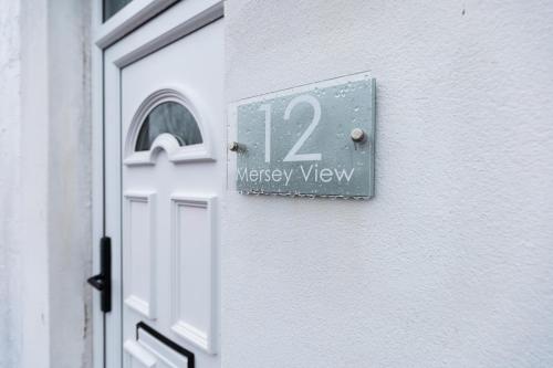 บริการและสิ่งอำนวยความสะดวก, 'Weston House' Newly Renovated Family and Workspace Business Cosy Home in Runcorn, Cheshire ENTIRE H in รันคอร์น