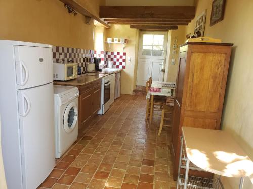 Gîte Asnières-sur-Vègre, 3 pièces, 5 personnes - FR-1-410-162 (Charmante maison paysanne renovee avec grand terrain, proche de la riviere et du village medieval - ) in 馬德連聖里歐納