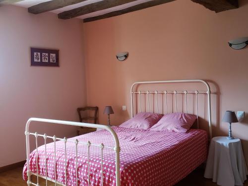 Gîte Asnières-sur-Vègre, 3 pièces, 5 personnes - FR-1-410-162 (Charmante maison paysanne renovee avec grand terrain, proche de la riviere et du village medieval - ) in 馬德連聖里歐納