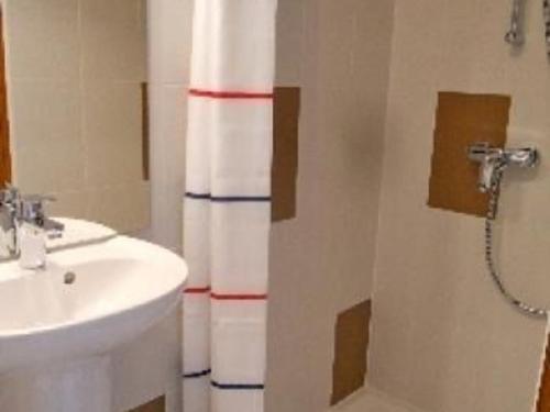 Charmante Maisonnette de Campagne avec Poutres Apparentes près du Mans - FR-1-410-198 (Maison de campagne avec cuisine equipee et wifi, proche nature et activites aquatiques - FR-1-410-19) in 勒芒