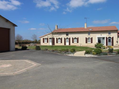Gîte Lys-Haut-Layon, 3 pièces, 4 personnes - FR-1-622-20 (Gite de charme 4 pers avec spa privatif, terrasse, et equipements complets au cœur d'un village viti) in Nueil-sur-Layon