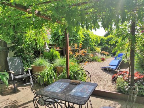 Charmant gîte douillet avec jardin et Wifi à Drevant - FR-1-586-25 (Charmant gite douillet avec jardin et Wifi a Drevant - FR-1-586-25) in Drevant
