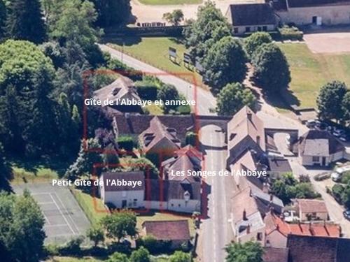 Gîte haut de gamme face à l'abbaye de Noirlac - 5 ch, 5 sdb, clim, terrasse privée - FR-1-586-26 (Gite haut de gamme face a l'abbaye de Noirlac - 5 ch, 5 sdb, clim, terrasse privee - FR-1-586-26) in แซ็ง-ตาม็อง-มงรงด์