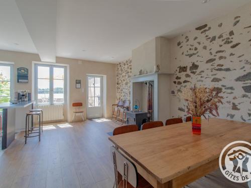 Maison Authentique sur 3 Niveaux avec Terrasse et Vue Loire - FR-1-622-38 in Ingrandes (Pays de la Loire)