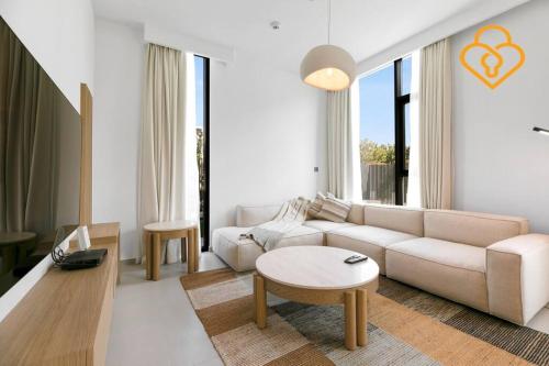 Keysplease Wonderful 4 B/R Home with Garden Arabian Ranches - image 10