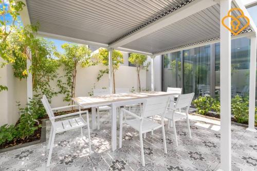 Keysplease Wonderful 4 B/R Home with Garden Arabian Ranches - image 11