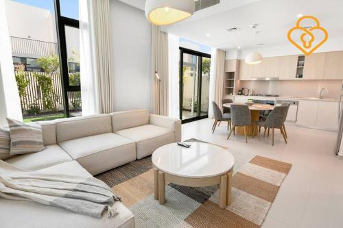 Keysplease Wonderful 4 B/R Home with Garden Arabian Ranches - main image