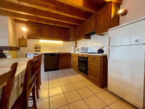 Gîte Saint-Pierre-du-Champ, 5 pièces, 8 personnes - FR-1-582-61 (Maison de Village Independante avec Cour Fermee et Garage - Proche Sites Medievaux et Nature - FR-1-) in Issoire