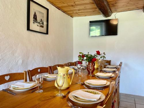 Gîte 10 pers avec 4 chambres et 3 salles d'eau, animaux admis - FR-1-582-94 (Gite 10 pers avec 4 chambres et 3 salles d'eau, animaux admis - FR-1-582-94) in Laguiole