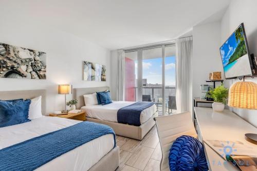 Upper studio Balcony Pool Gym - Near Beach in Hallandale Beach, USA