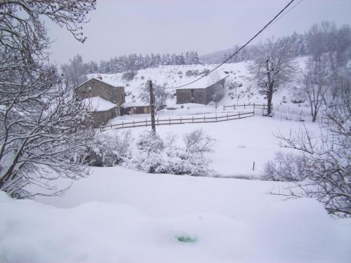 Gîte Esplantas-Vazeilles-Esplantas, 4 pièces, 8 personnes - FR-1-582-225 (Maison de charme restauree au bord d'un ruisseau avec terrasse, proche activites de plein air et con) in Laguiole
