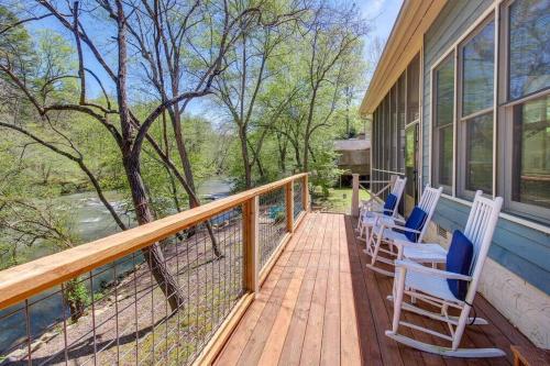 Riverfront Home w Gameroom & Screened Porch