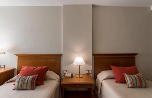 Executive Twin Room image 3