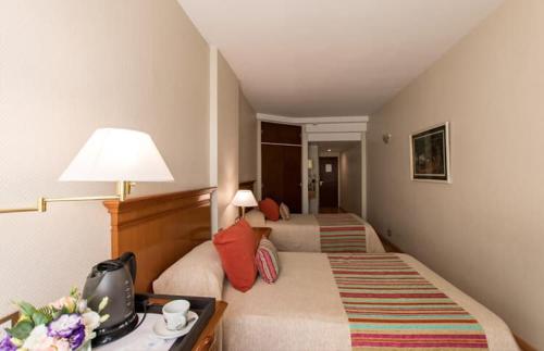 Executive Twin Room image 5