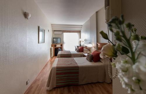 Executive Twin Room image 6