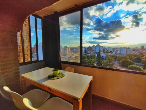 DEPARTAMENTO 3 DORMITORIOS 2 COCHERAS CON UNA VISTA A LAS SIERRAS UNICA DISEÑO UNICO Y A 4 MINUTOS DEL CENTRO DE LA CiUDAD