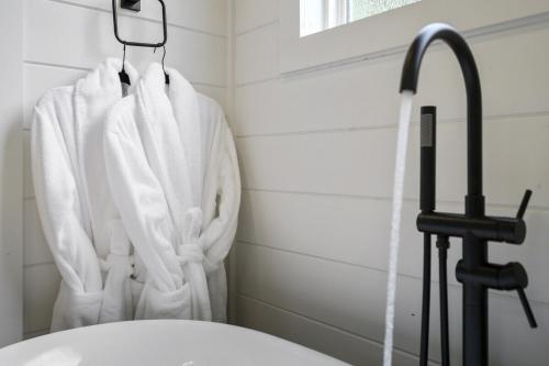 New Rustic Luxury Firepit Spa Games Sleeps 8 New Rustic Luxury Firepit Spa Games Sleeps 8