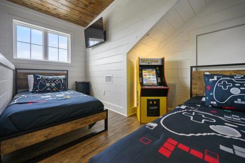 New Rustic Luxury Firepit Spa Games Sleeps 8 New Rustic Luxury Firepit Spa Games Sleeps 8