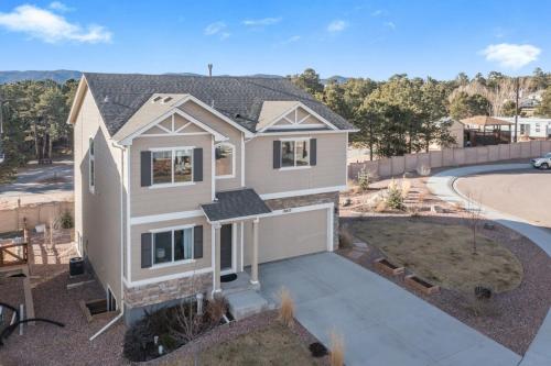 Lindenmere Estate! Chic Villa w Game Loft & BBQ in Woodmoor (CO)
