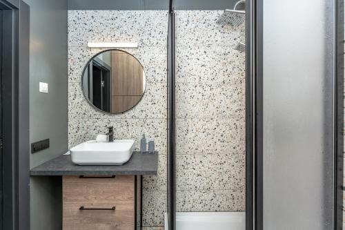 One-Bedroom Apartment image 9