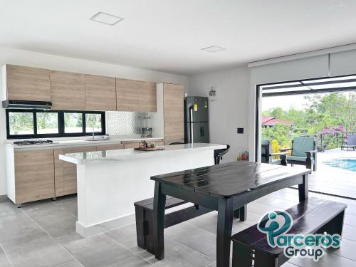 Casa Campestre De 6 Habitaciones Por Parceros Group in 오리엔테