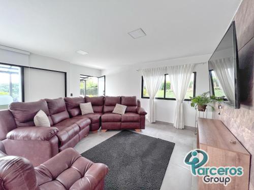Casa Campestre De 6 Habitaciones Por Parceros Group in 오리엔테