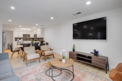 Cozy 4 bedroom home with hot tub galleria location in Dallas, USA