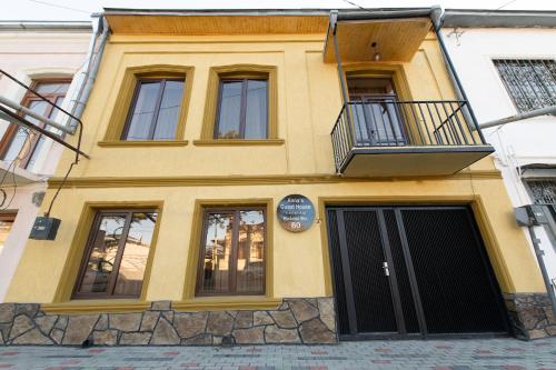 2 bedrooms, 6 beds