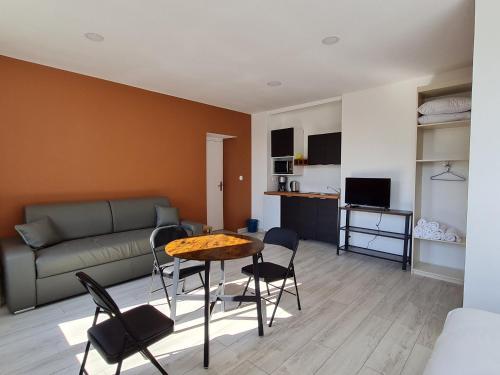 . Gîte lumineux 2-4 pers. avec terrasse et restaurant sur place - FR-1-585-92