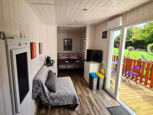 Guestroom Noyers, 1 pièce, 2 personnes - FR-1-590-266 (Chambre elegante, calme et adaptee PMR avec Wi-Fi, climatisation, parking et table d'hotes - FR-1-59) in Lorris