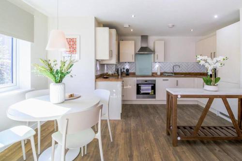 Stunning Apartment with Free Parking, Balcony, Fast WiFi, and Smart TV by Yoko Property - Milton Keynes