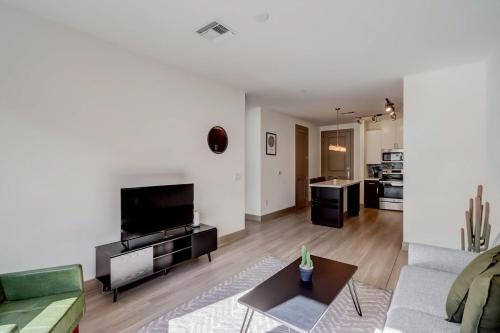 Modern CozySuites on the Town Lake waterfront 18 - Tap to explore photos