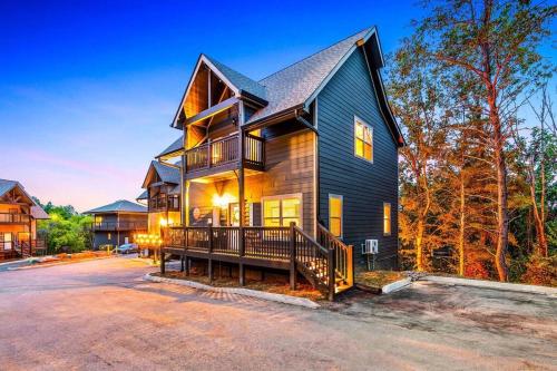 Sleeps 12! • Rare Private Pool • Dollywood 5 Mins in Sevierville, USA