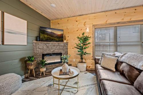 Sleeps 12! • Rare Private Pool • Dollywood 5 Mins in Sevierville, USA