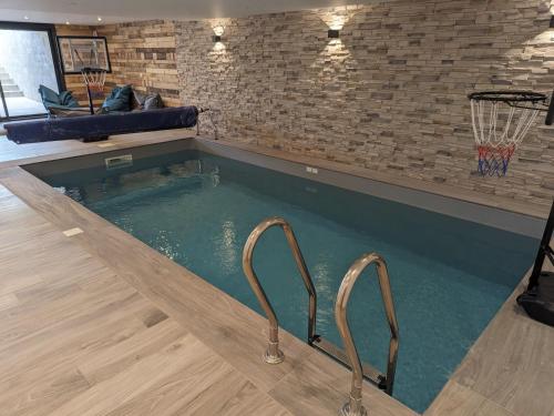Maison avec piscine intérieure, terrasse et Wi-Fi gratuit à Curel - FR-1-611-92 gîte à louer Avrainville