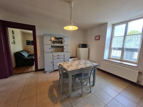 Gîte cosy face au parc des Bosquets, avec parking, terrasse et à deux pas du château de Lunéville (Gite cosy face au parc des Bosquets, avec parking, terrasse et a deux pas du chateau de Luneville) in Luneville