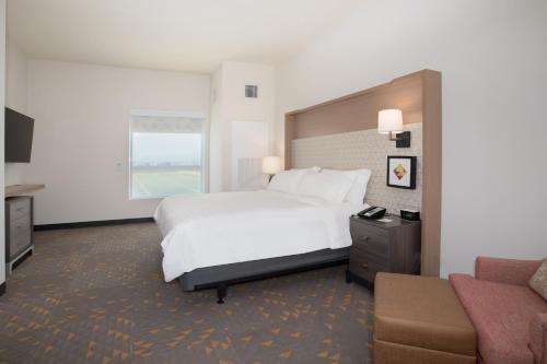 Standard King Room with Mobility Accessible Tub