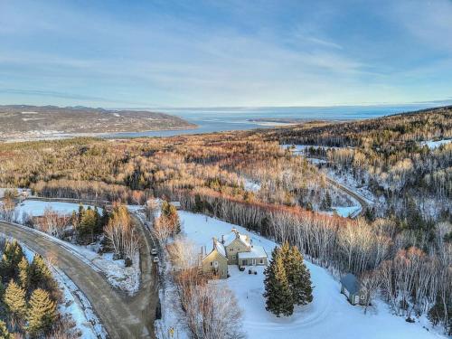 Idyllic Nature Retreat - Hot tub and Scenic Views