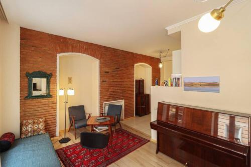 Vintage 2BR Apartment - Managed By Wehost