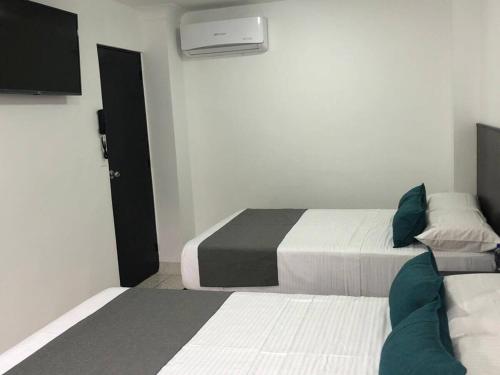 Quadruple Room with Private Bathroom room in Hotel Mar Inn Cali