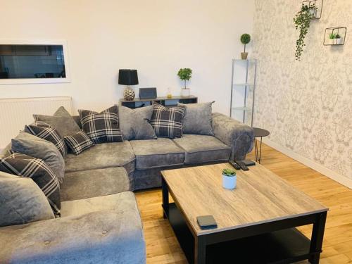 Modern 2 Bed Apartment Close to Gla Airport & M8 - image 10