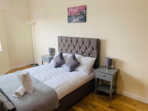 Modern 2 Bed Apartment, Close to Gla Airport & M8