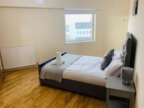 Modern 2 Bed Apartment, Close to Gla Airport & M8